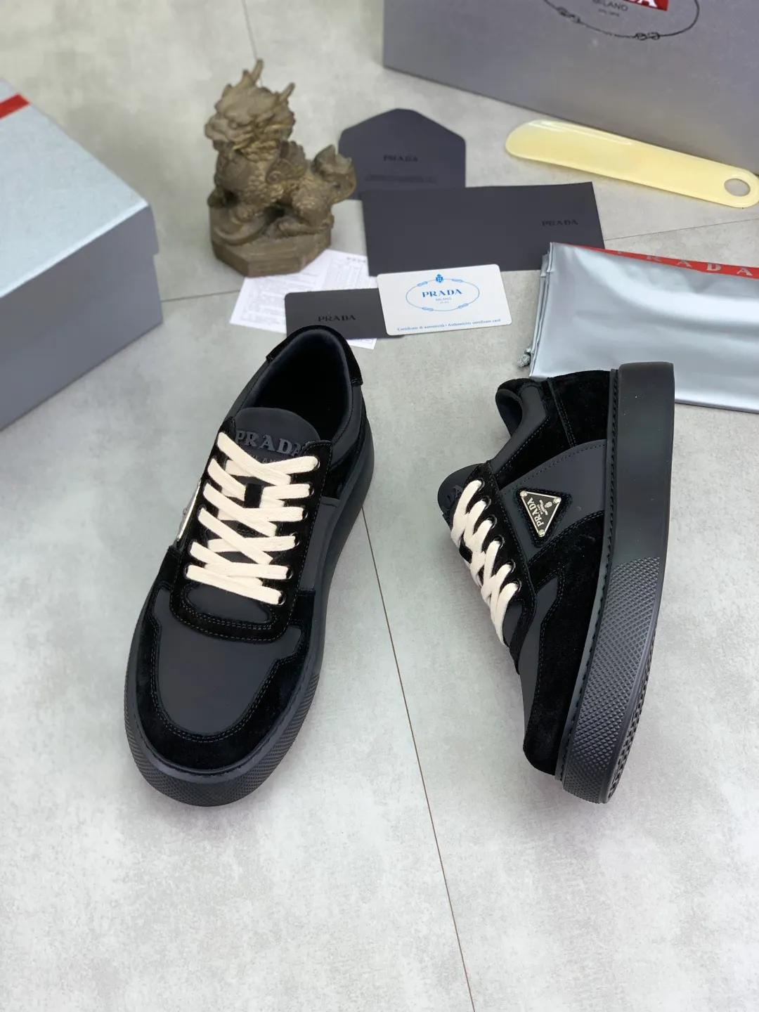 Men's shoes 💰P560💰 [New model] High version official website popular model is on the market, 🆘 Trendy brand (Prada) mainly promotes popular model, avant-garde and versatile fashionable men's shoes private version mold opening, cowhide surface splicing 1:1.. Stylish and simple, original imported cowhide lining cowhide feet; the atmosphere and personality are more fashionable, eye-catching and pursuing class. It will subvert the old idea and be a must-have for fashion trendsetters with you! Must keep it for yourself! Tall and comfortable, large and low, high-end quality workmanship. Code number: 38-44 5⃣️colors available.